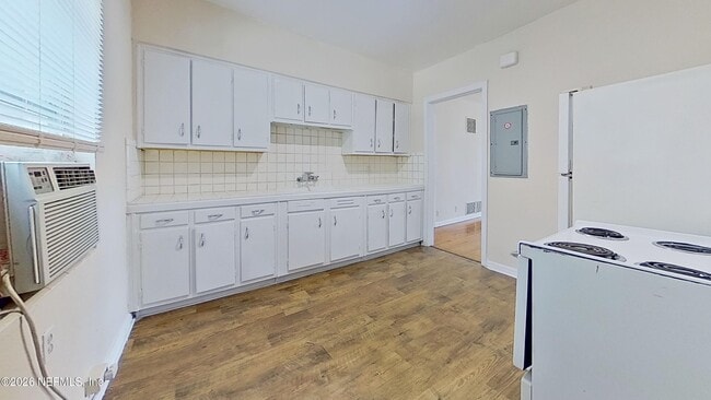 1464 Holmesdale Rd