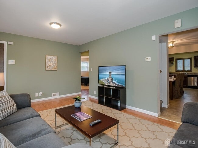 Photo - 33 Windsor Dr