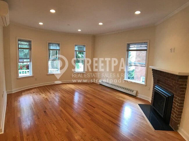 Building Photo - 1 Langdon Sq Unit 1