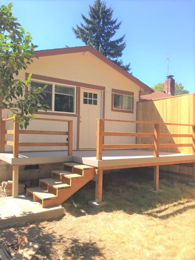 Building Photo - Duplex in Aloha! Rental