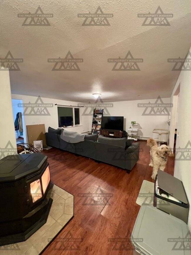 Photo - Charming Pet-Friendly 3-Bedroom Home with Garage & Wood Stove – North Pole