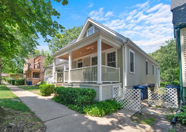 Building Photo - 823 Hamlin St Unit House