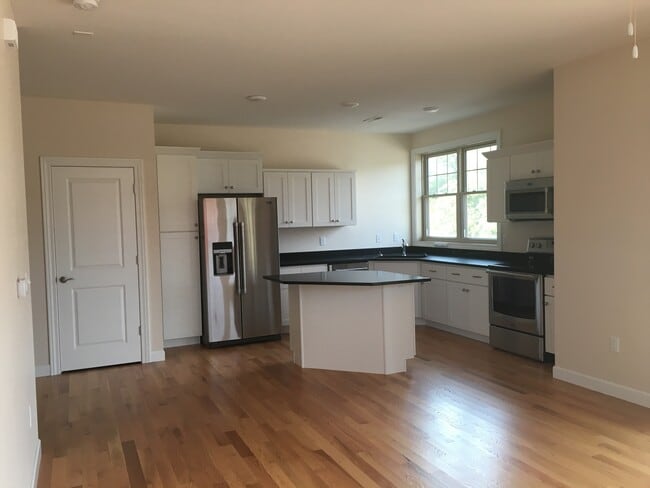 Building Photo - 2500 Muscatine Ave Unit F