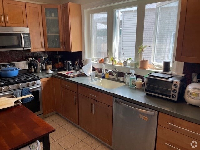 Building Photo - 76 Oak St Unit 3 Rental