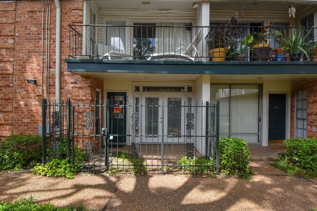 Photo - NICE 2 BEDROOM 1.5 BATH CONDO IN GREENWAY PLAZA