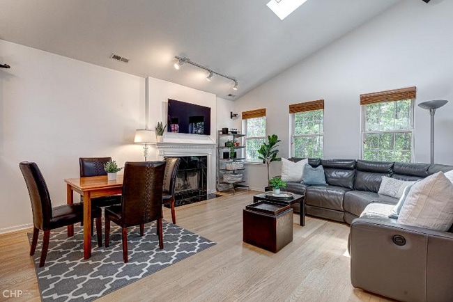 Photo - 1227 N Noble St Unidad 3S