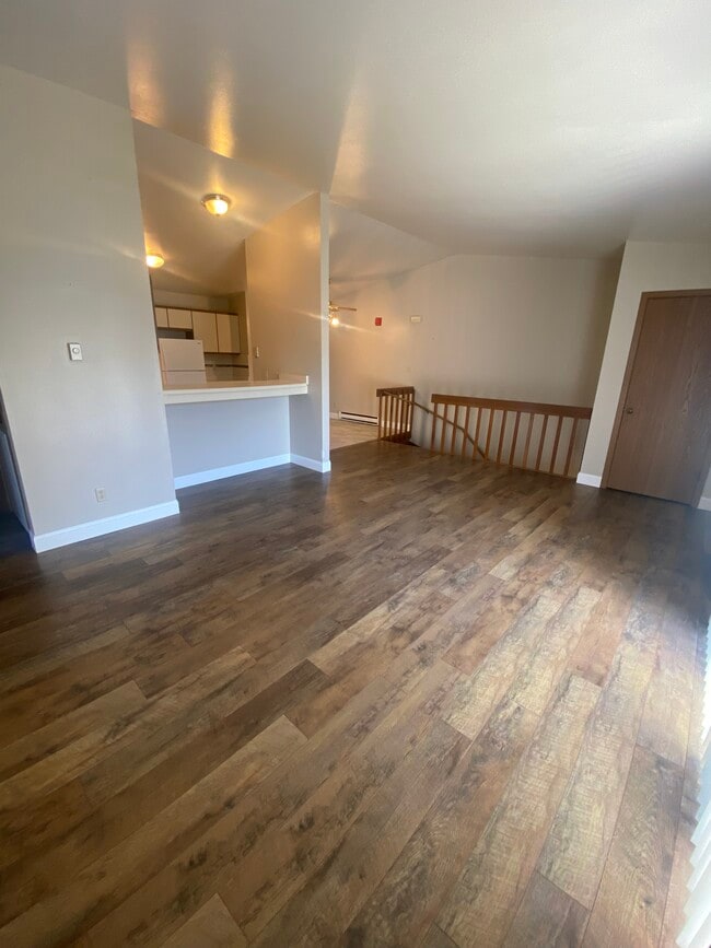 Sala de estar con armario - Hemlock Street Apartments