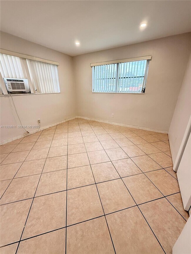 Photo - 4851 SW 28th Terrace Unidad 1