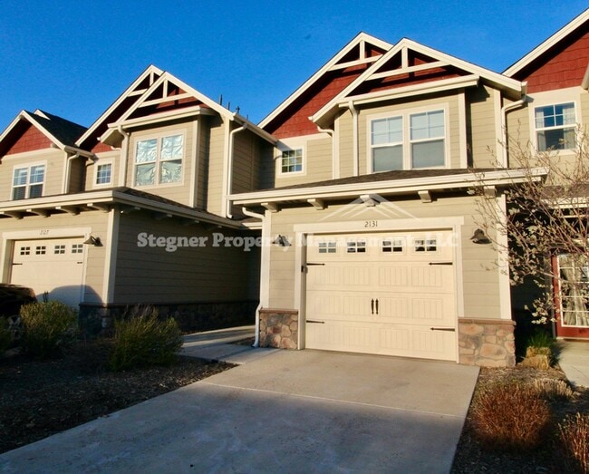 Building Photo - Incredible Townhome