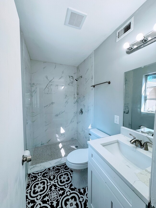 Baño principal - 747 Moravon Ave