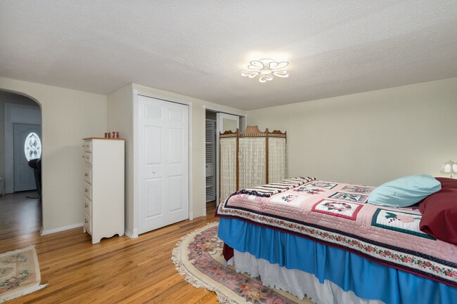 Photo - 411 W 9th St