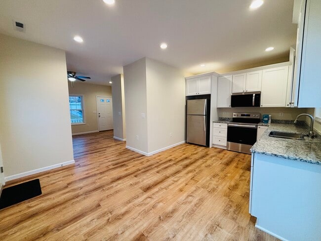 Photo - 290 Perry St NE