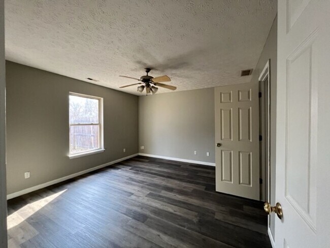 Photo - Gorgeous south side single family home in Romney Run subdivision. Fenced in back yard