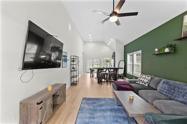 Photo - 624 Robert St NW