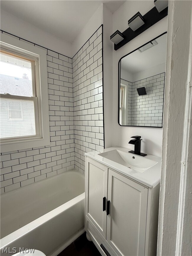 Photo - 778 Ravenswood St
