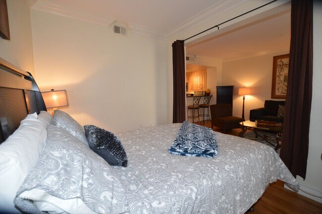 Photo - Charming Furnished Studio with Large Patio... Unidad 210 Rental