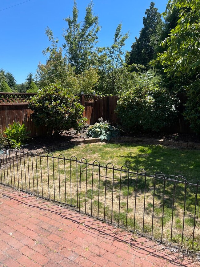 Photo - Charming Three Bedroom Pet Friendly Home in Lebanon Or!