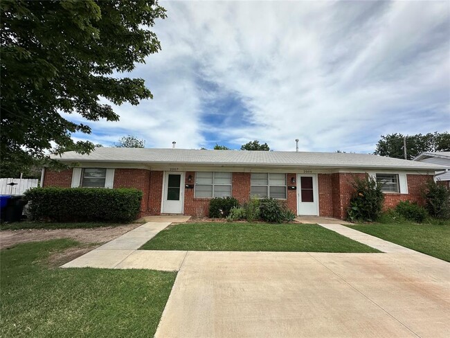 Photo - 2007 Delaware Ln Townhome