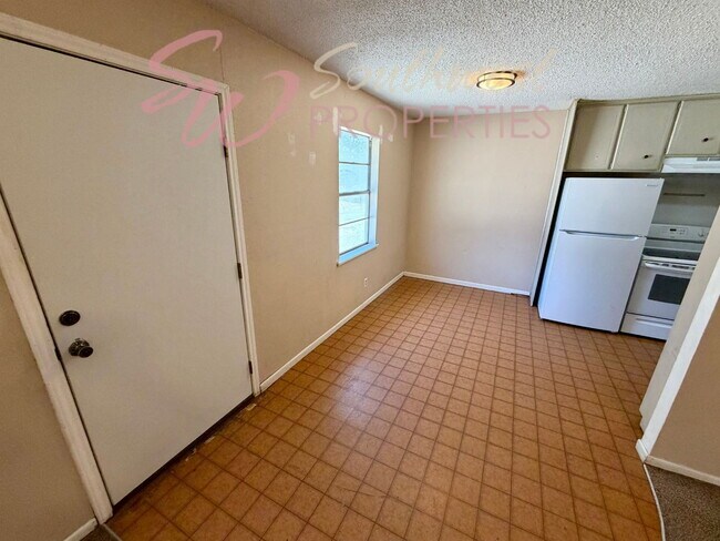 Photo - Location! Location! Easy walk to campus! 2 bedroom duplex! Unidad D