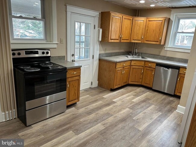 Building Photo - 532 E Hancock St