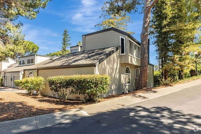 Building Photo - Beautiful Remodeled 3 Bedroom Townhome