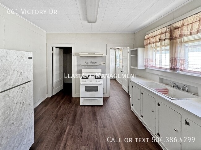 Photo - 661 Victory Dr