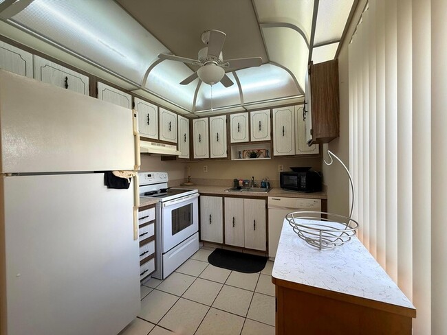 Building Photo - 894 Flanders S