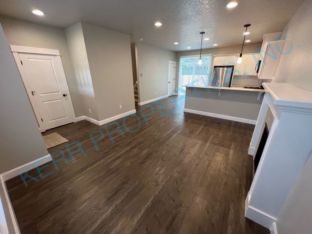 Photo - 3 bd / 2.5 Bth - Gas Fireplace - Central A/C - Attached Garage - Pet Friendly!