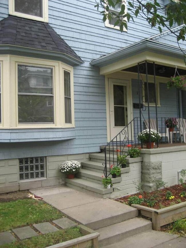 Building Photo - 221 Milburn St Unit 7 Berkshire St