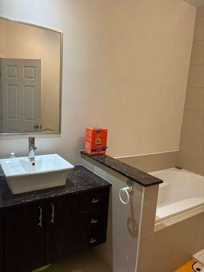 Photo - 4975 Rue Jean-Talon O Unit Fully Furnished Spacious Condo for 1 Female
