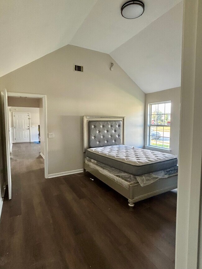 Photo - 7 Castello Ave