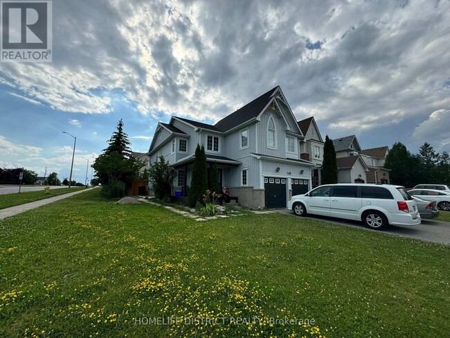 Photo - 1100 Ashgrove Crescent