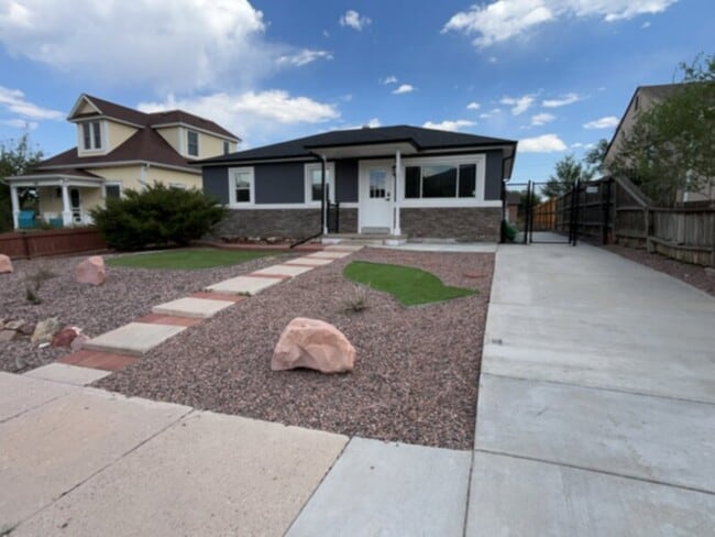 Building Photo - Recently updated west-side home available!