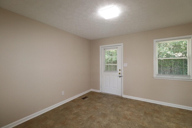 Photo - 212 Foxwood Dr