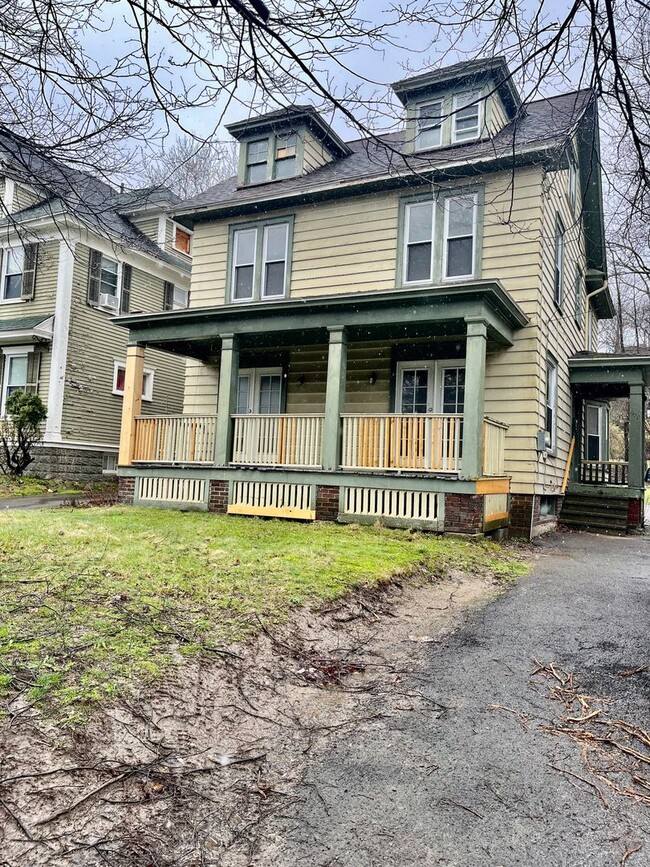 Photo - 920 Westcott - Students & Non-students wel...