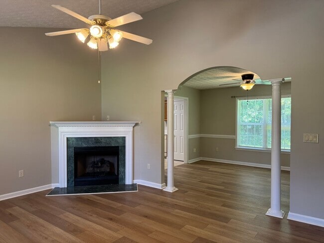 Photo - 105 Farina Dr