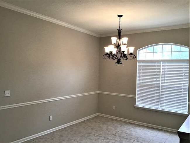 Photo - 587 Oakmont Dr