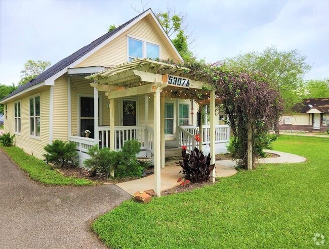 Building Photo - 5307 Pine Ave Rental