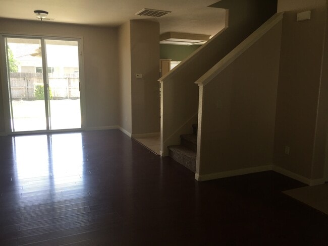 921 W Russell Ave