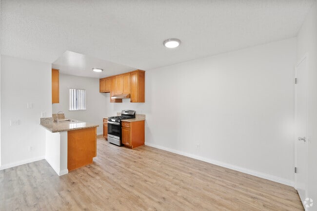 1 BR, 1 BA - 790SF