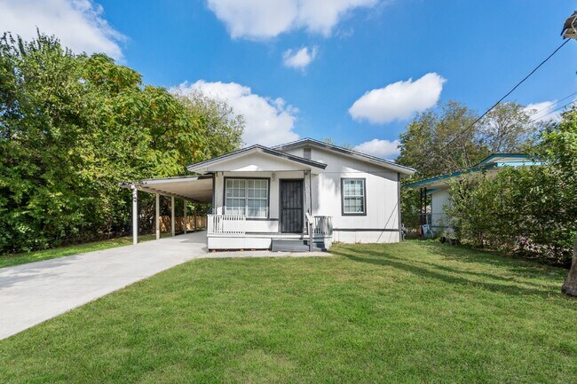 Photo - 433 Azucena St