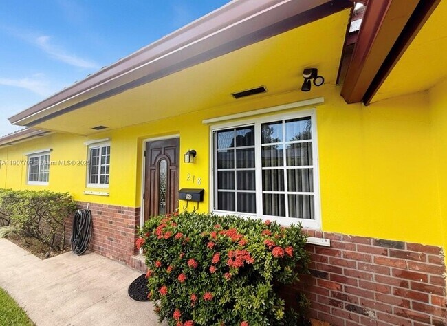 Building Photo - 216 SW 10th St Unit 2