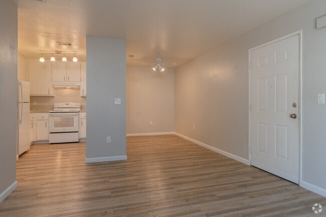 1BR, 1BA - 740SF - Dining Room