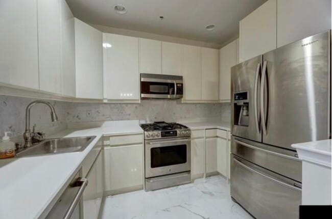 Photo - 320 Midland Ct