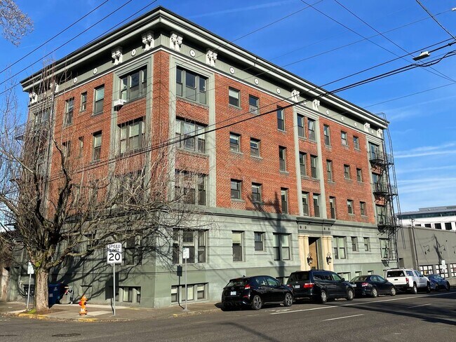 Building Photo - Cozy Carlton Court Studio with In-Unit Washer/Dryer, Walk-In Closet, Dishwasher! Unit 200