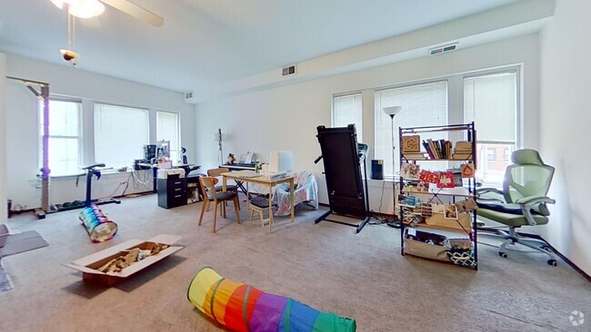 Building Photo - Raised First Floor East Lakeview One Bedroom Unit 701 1E Rental