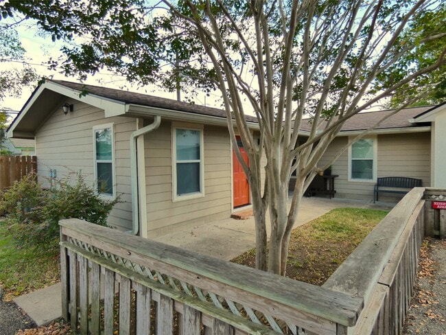 Building Photo - 507 Houston St Unit 2 Rental