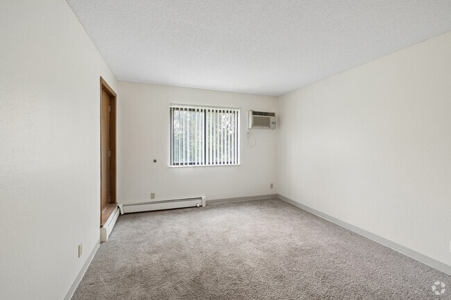 2BR, 2BA - 964SF - Primary Bedroom - The Highlands Apts and Townhomes