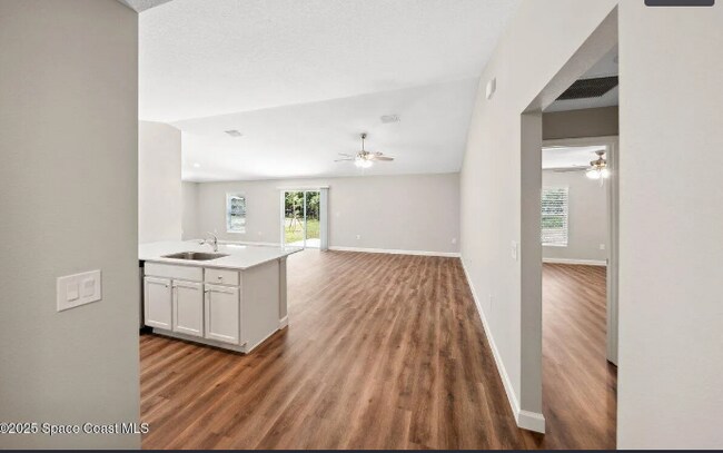 Photo - 1011 Webster Rd SE