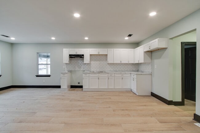 Photo - 1669 Baine Ave